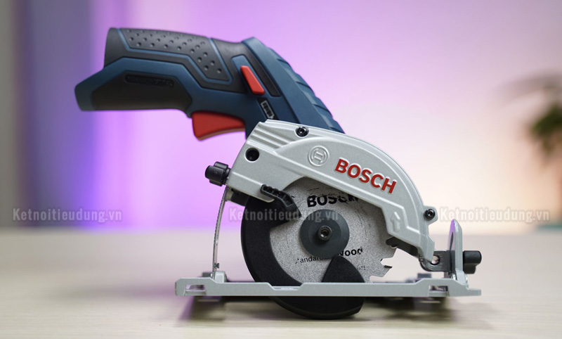 Bosch GKS 12V-Li sử dụng pin 12V/ 2Ah cho khả năng vận h&agrave;nh ổn định v&agrave; bền bỉ
