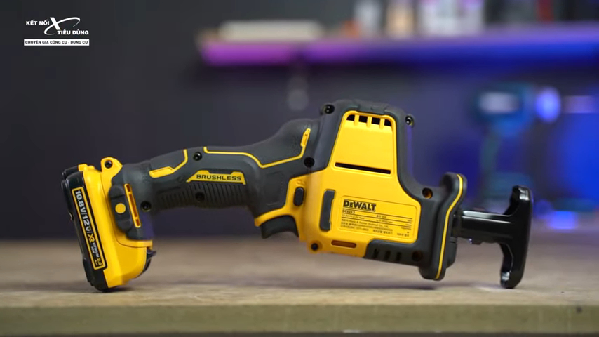 Dewalt DCS312 l&agrave; chiếc m&aacute;y cưa hỗ trợ đắc lực cho Anh Em l&agrave;m việc trong c&aacute;c nh&agrave; xưởng