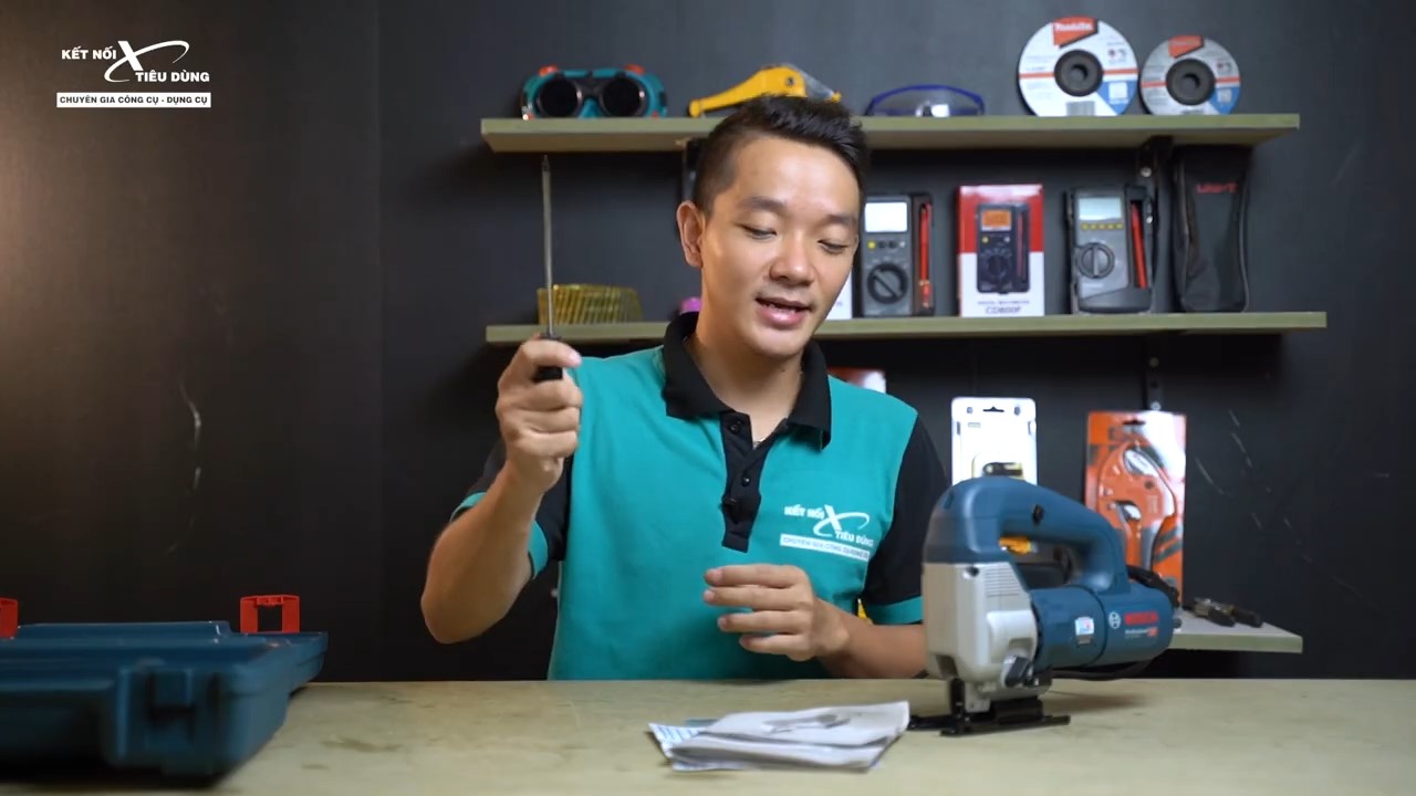mở hộp sản phẩm m&aacute;y cưa lọng Bosch GST 80 PBE