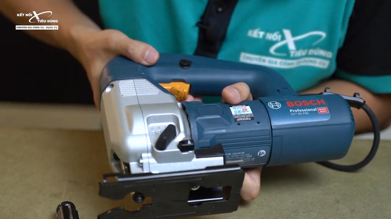 Vị tr&iacute; phần c&ograve; điều tốc v&agrave; bộ phận điều chỉnh tốc độ cưa của sản phẩm 