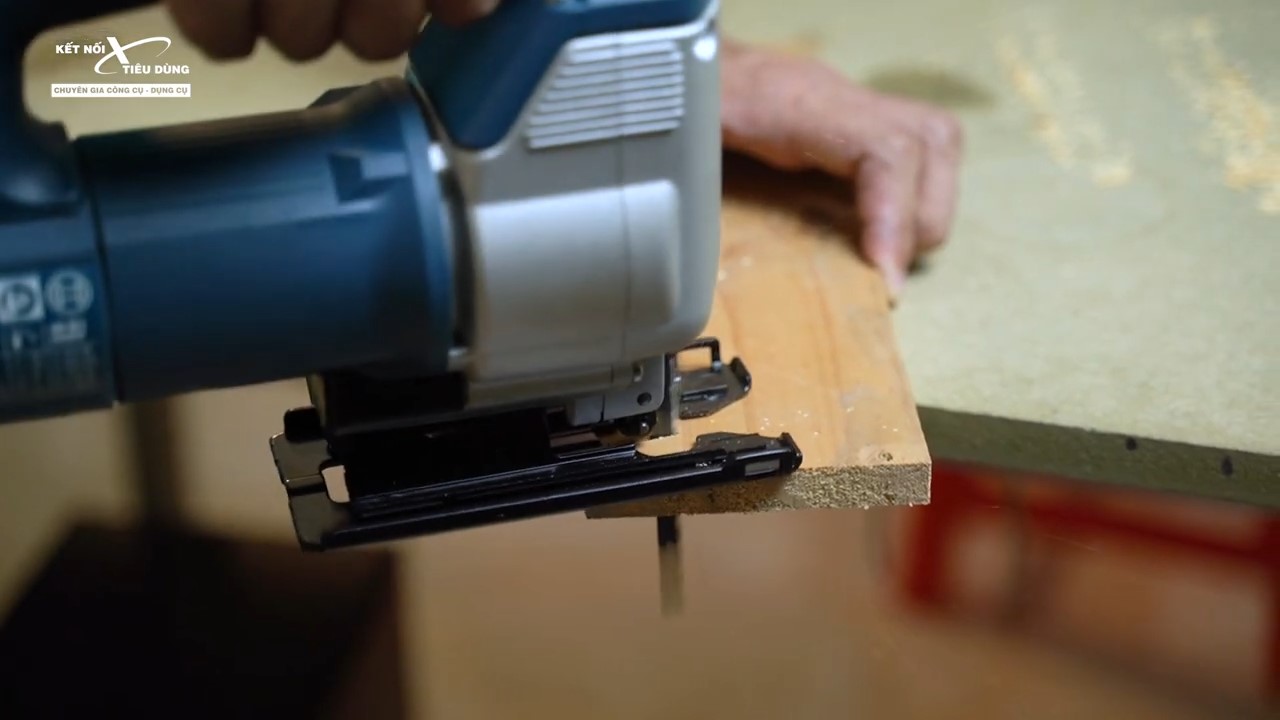 Bosch GST 80 PBE dễ d&agrave;ng cắt xuy&ecirc;n qua gỗ 