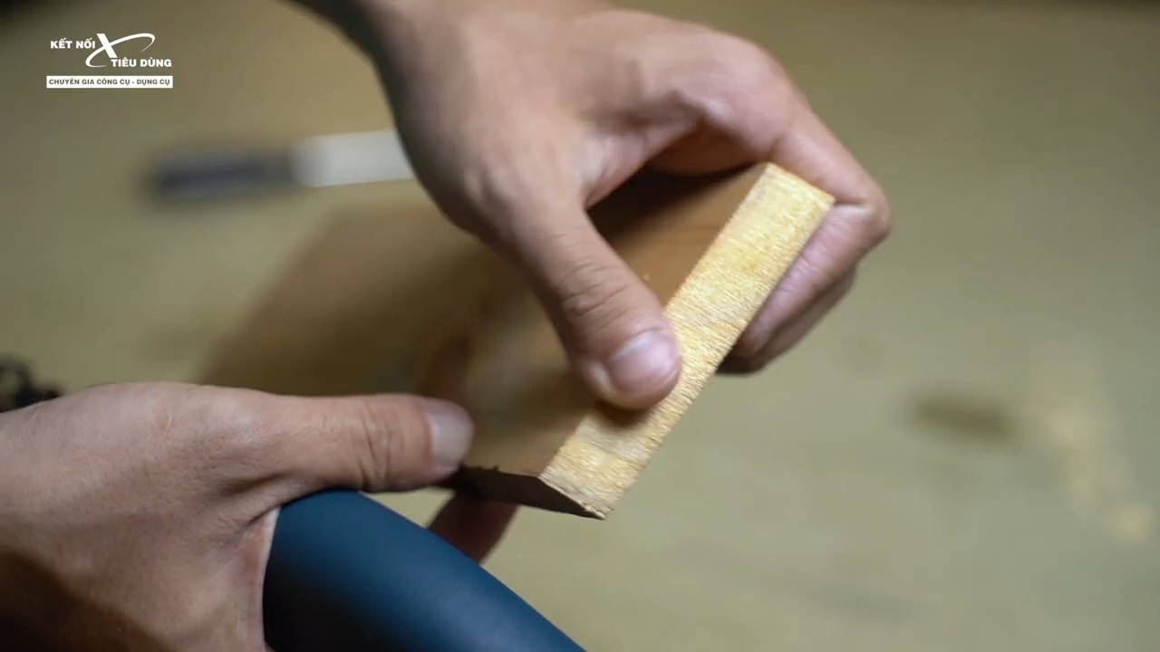 m&aacute;y cưa ở chế độ cưa thẳng th&ocirc;ng thường 