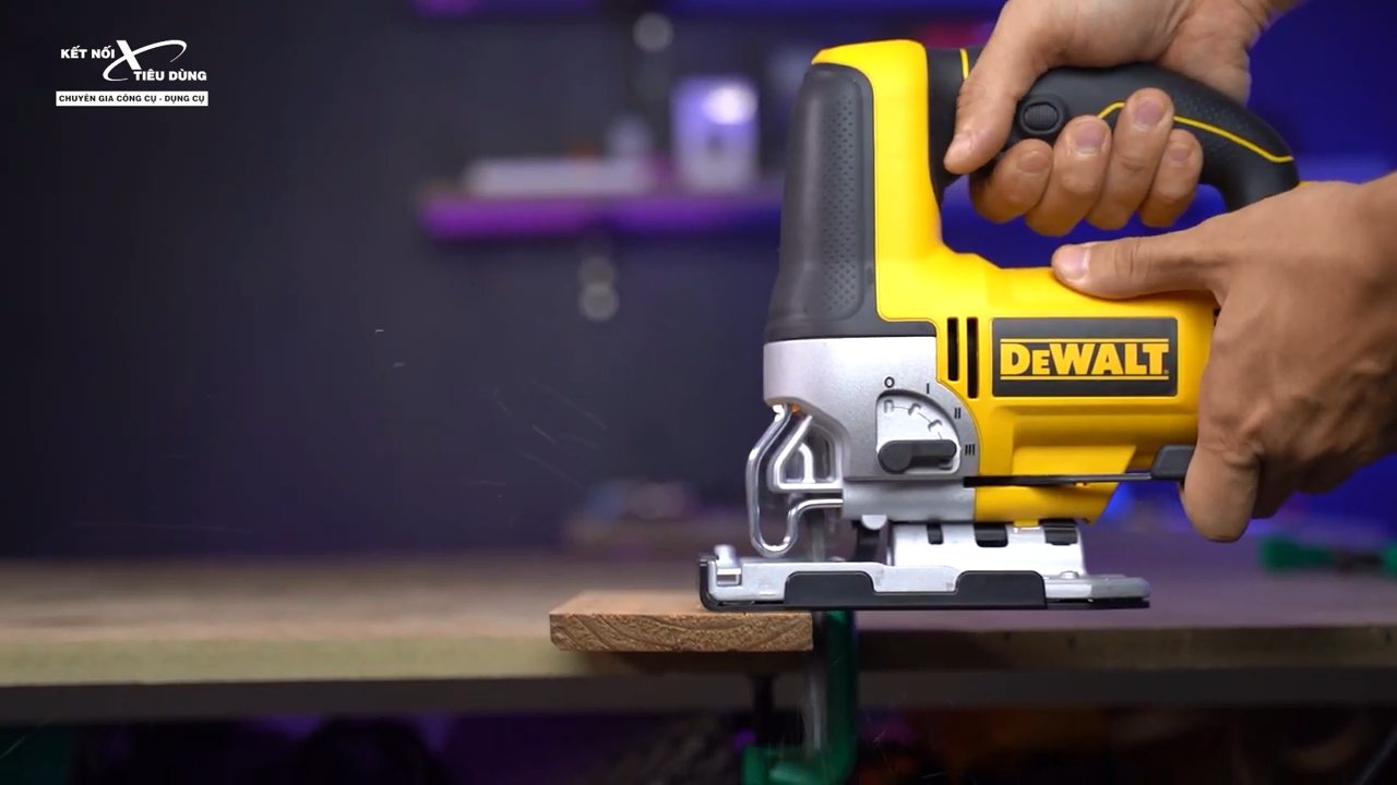 M&aacute;y cưa lọng mini Dewalt DW349R trang bị động cơ c&ocirc;ng suất lớn gi&uacute;p cưa cắt gỗ nhanh ch&oacute;ng