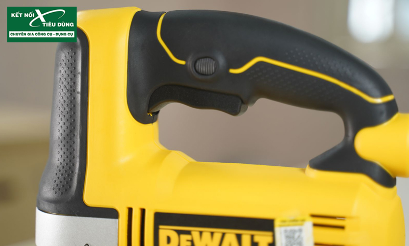 M&aacute;y cưa Dewalt DW349R c&oacute; thiết kế vỏ ngo&agrave;i rất chắc chắn v&agrave; đẹp mắt