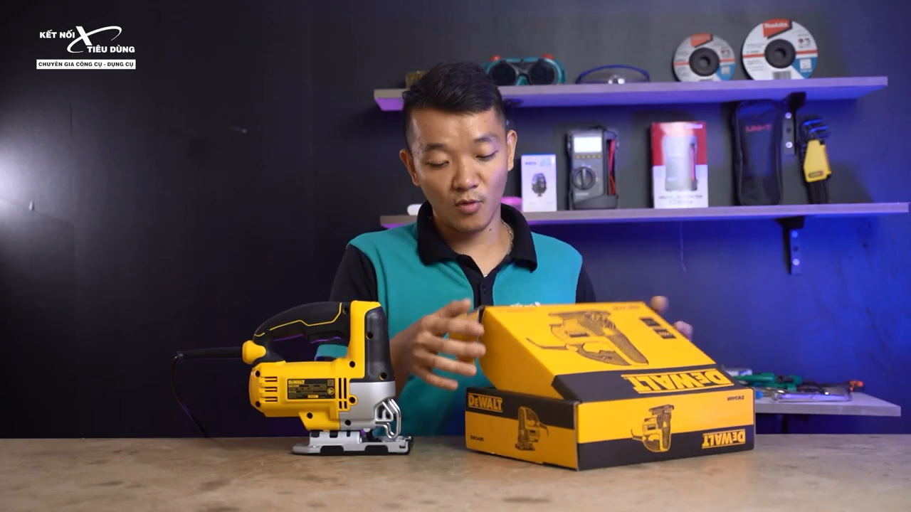 Con m&aacute;y đựng trong hộp giấy gọn g&agrave;ng với hai m&agrave;u v&agrave;ng đen đặc trưng của Dewalt