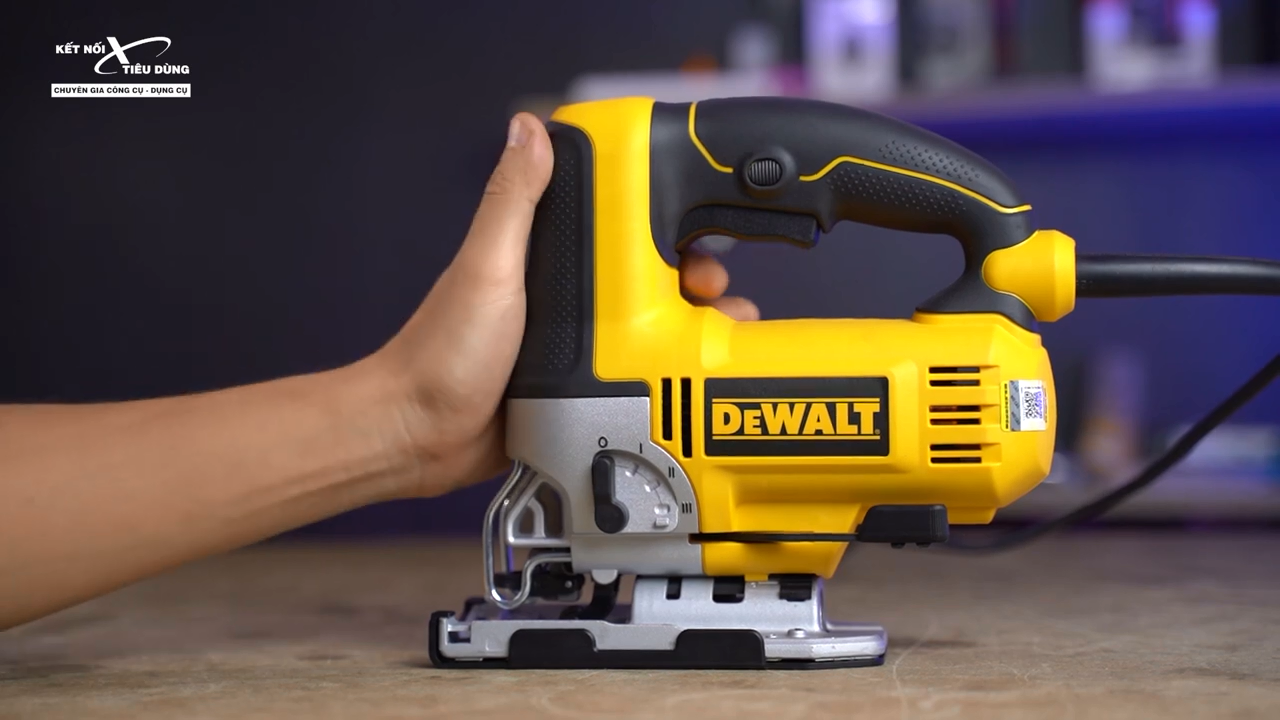 M&aacute;y cưa lọng Dewalt DW349R c&oacute; thiết kế nhỏ gọn gi&uacute;p Anh Em thao t&aacute;c linh hoạt trong việc cưa cắt vật liệu