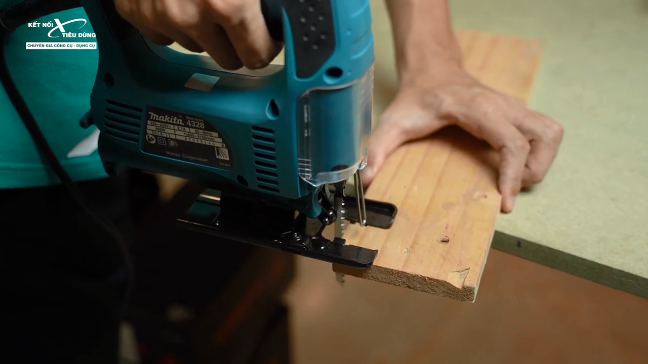 Makita 4328 cưa cắt gỗ linh hoạt với đường cắt gọn g&agrave;ng
