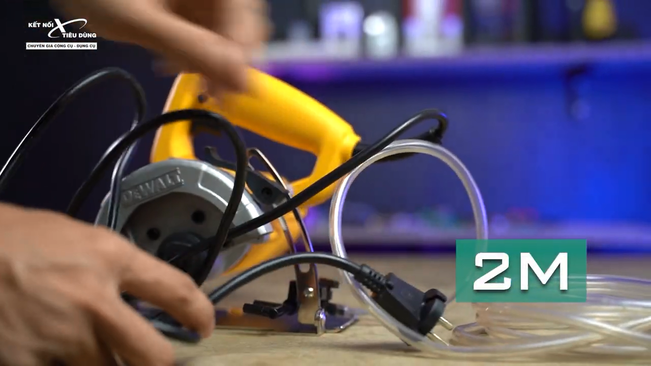Ống dẫn nước của m&aacute;y cắt l&agrave; 3m kết hợp với d&acirc;y dẫn điện c&oacute; chiều d&agrave;i 2m gi&uacute;p Anh Em linh hoạt khi sử dụng
