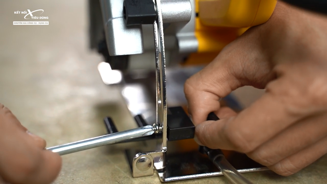Cần gạt điều chỉnh độ s&acirc;u gi&uacute;p điều chỉnh g&oacute;c cắt ph&ugrave; hợp với nhu cầu c&ocirc;ng việc