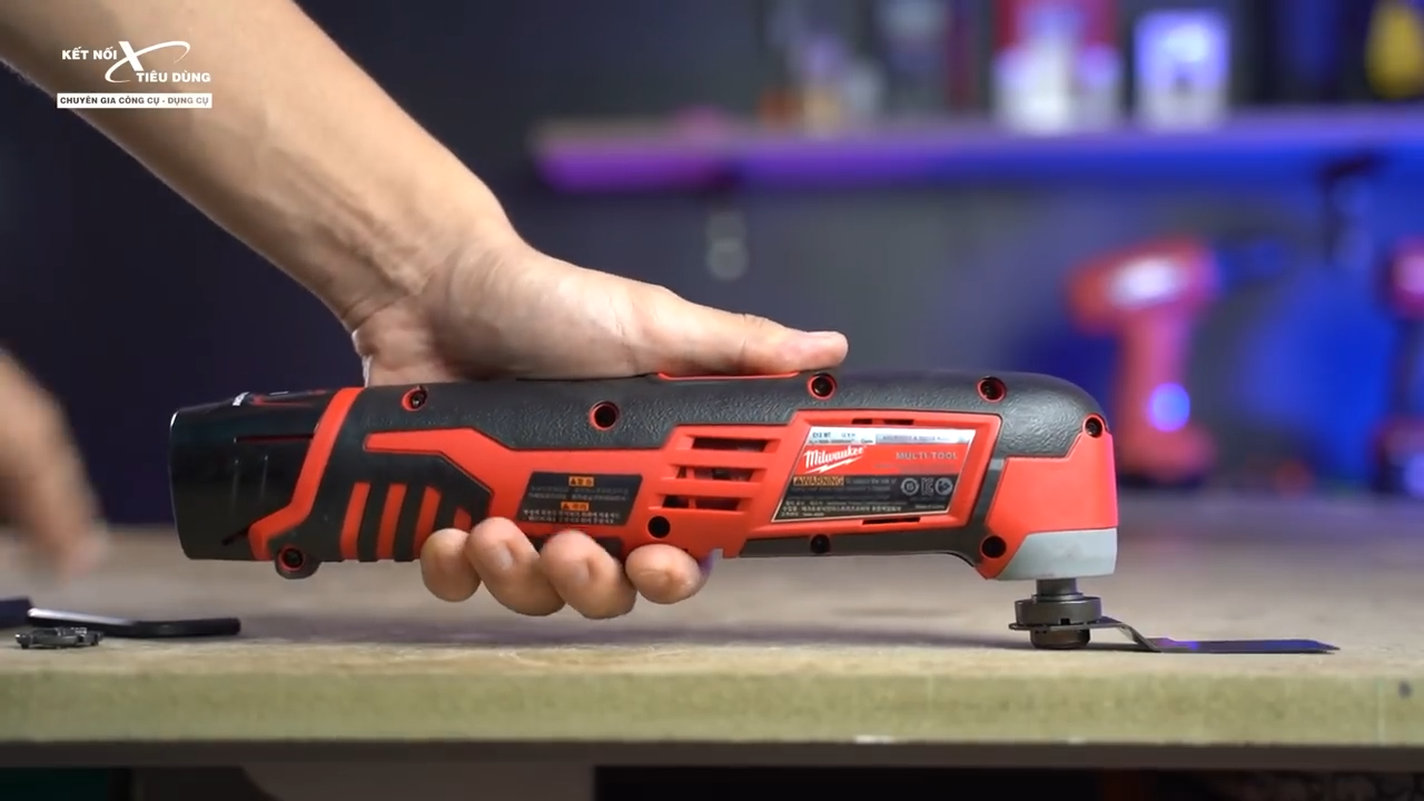 M&aacute;y cắt rung đa năng Milwaukee C12 MT c&oacute; t&iacute;nh phổ biến cao nhờ thiết kế gọn nhẹ, thao t&aacute;c linh hoạt trong c&ocirc;ng việc
