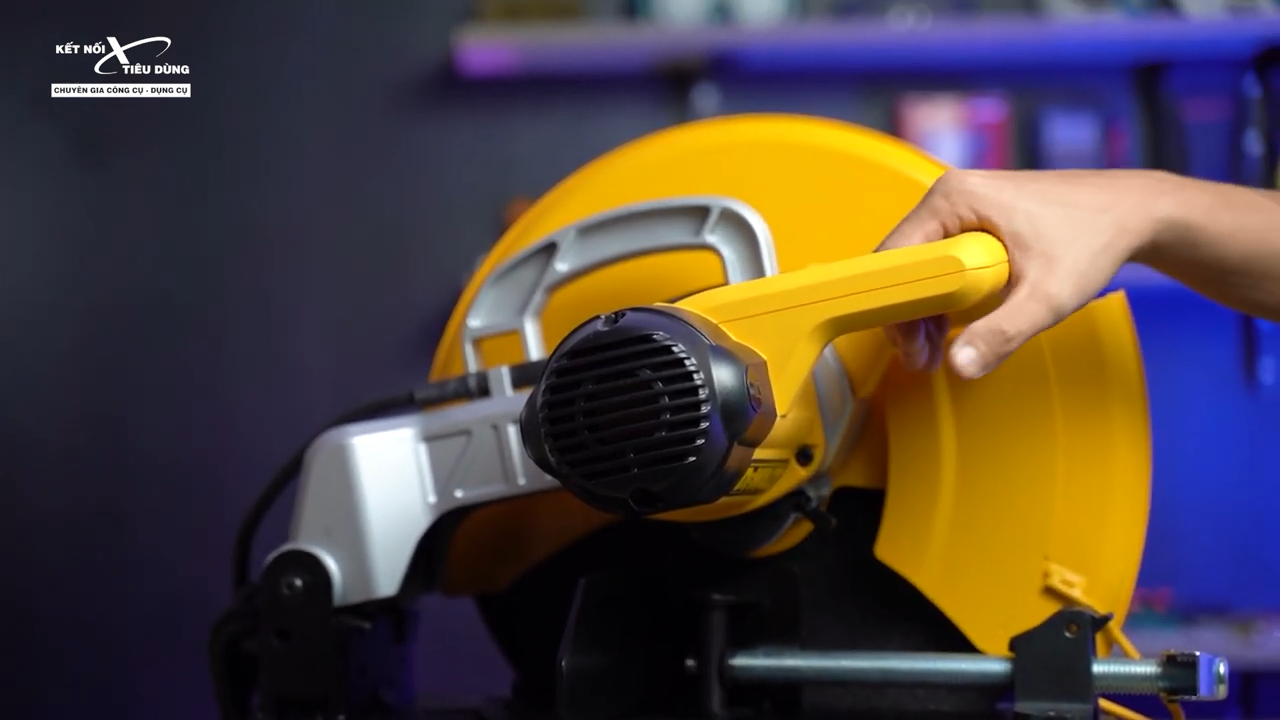 Tay cầm của máy cắt Dewalt D28730 được thiết kế dạng tay cầm ngang, nhỏ gọn, tiện lợi hơn