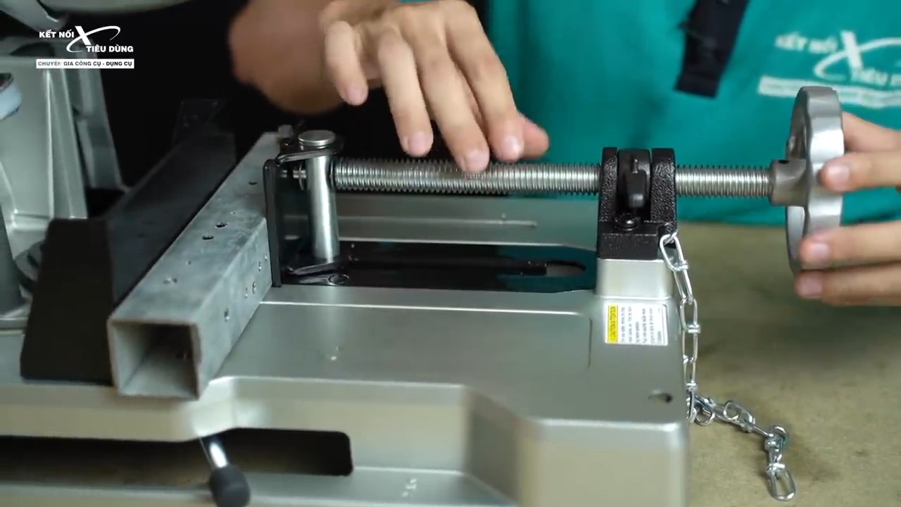 Phần khung kẹp cố định vật liệu cắt của sản phẩm 