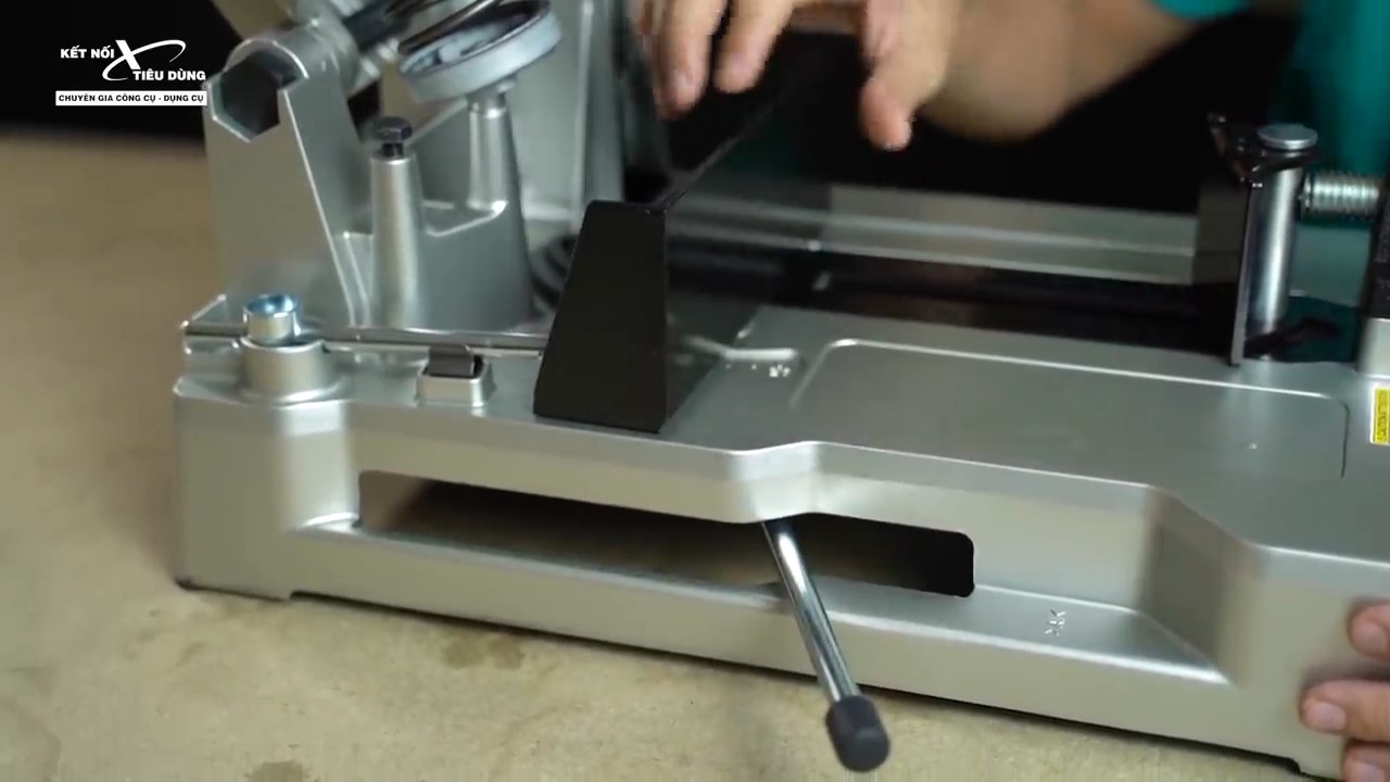 Vị tr&iacute; đặt phần cần gạt điều chỉnh g&oacute;c cắt của Makita LC1230