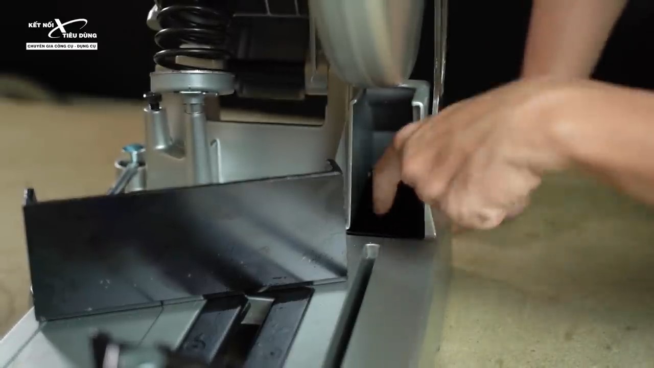  hộc đựng mạt cắt của sản phẩm m&aacute;y cắt sắt Makita LC1230 