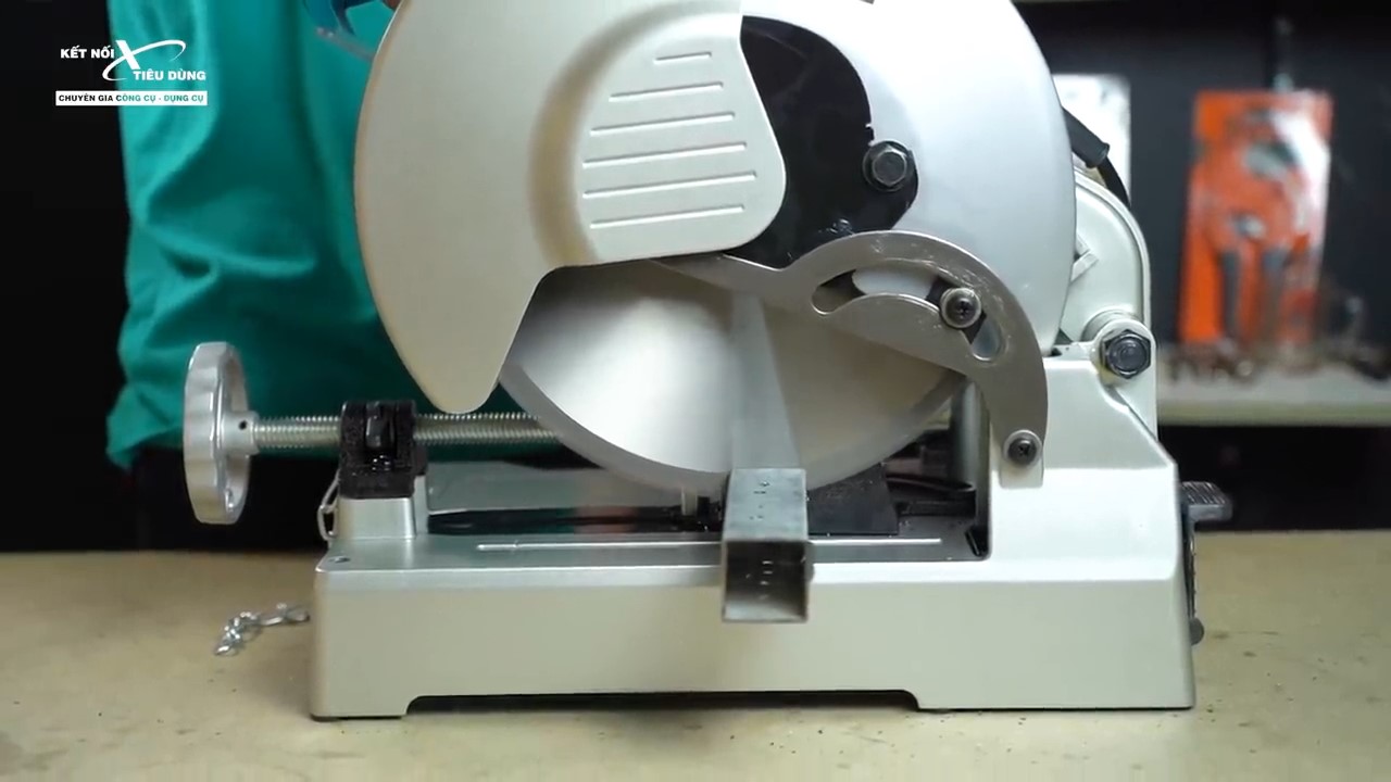 Makita LC1230 dễ d&agrave;ng cưa xuy&ecirc;n qua sắt 