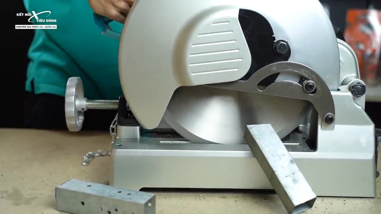 m&aacute;y cắt sắt Makita LC1230 đ&atilde; được điều chỉnh g&oacute;c nghi&ecirc;ng l&ecirc;n mức 20 độ
