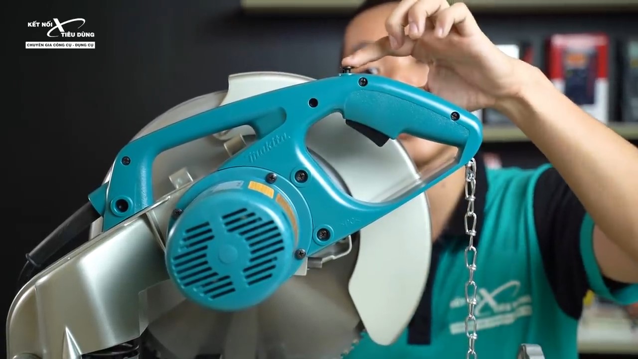 Vị tr&iacute; đặt n&uacute;t kh&oacute;a an to&agrave;n của mẫu sản phẩm m&aacute;y cắt sắt Makita LC1230