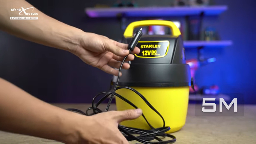 M&aacute;y trang bị đầu sạc Adapter 12V sử dụng được với nhiều nguồn điện kh&aacute;c nhau