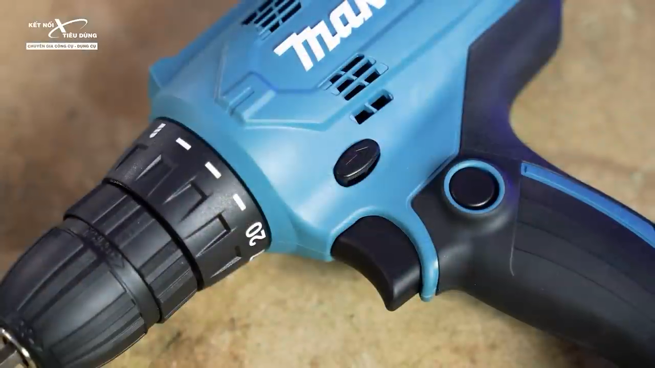 D&ugrave; thuộc ph&acirc;n kh&uacute;c gi&aacute; rẻ nhưng m&aacute;y khoan Makita DF0300 c&oacute; thiết kế v&ocirc; c&ugrave;ng bắt mắt