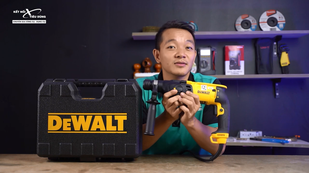 M&aacute;y khoan động lực Dewalt D25133 hoạt động mạnh mẽ với 3 chức năng: khoan thường, khoan b&uacute;a v&agrave; chức năng đục