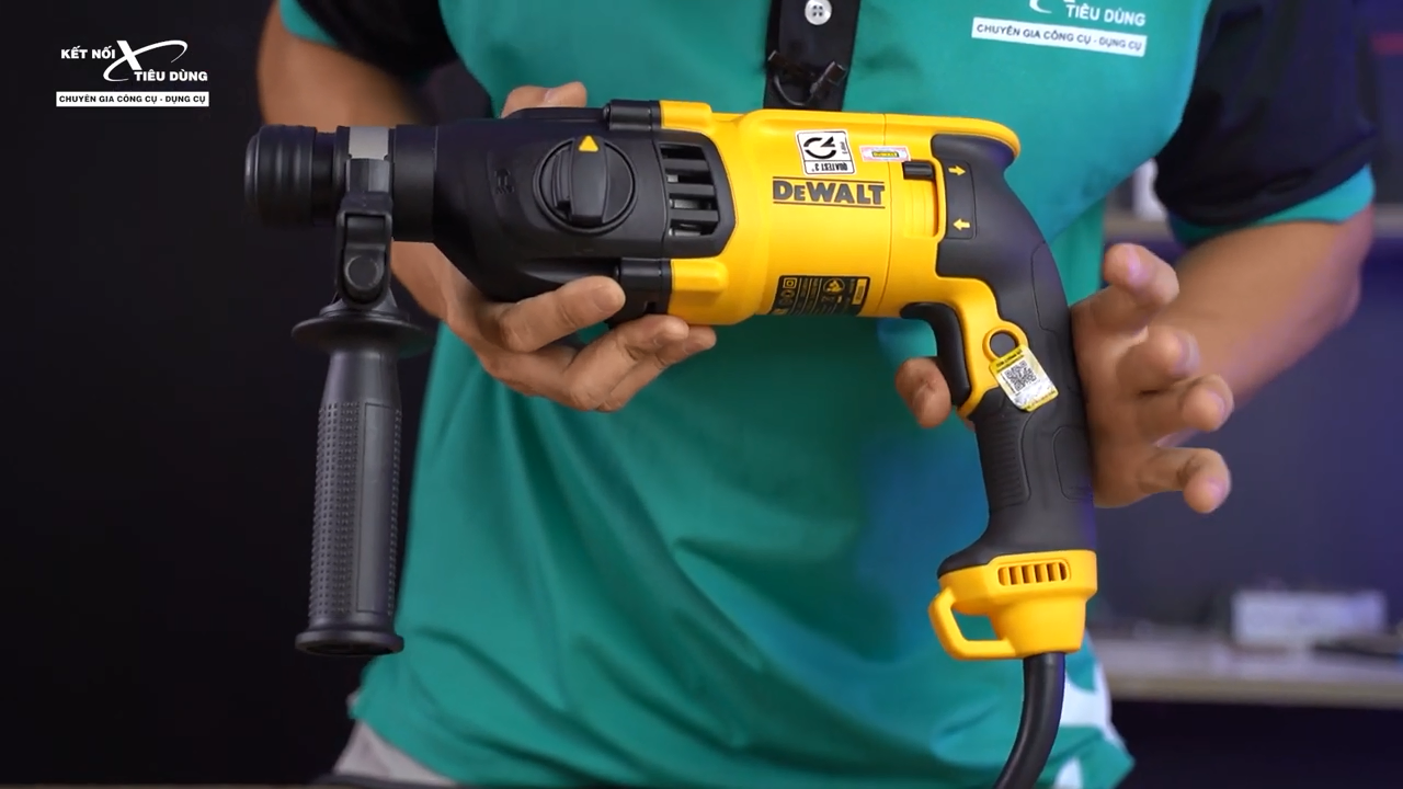 M&aacute;y khoan c&oacute; trang bị tay cầm trợ lực ma s&aacute;t tốt, chống trơn trượt
