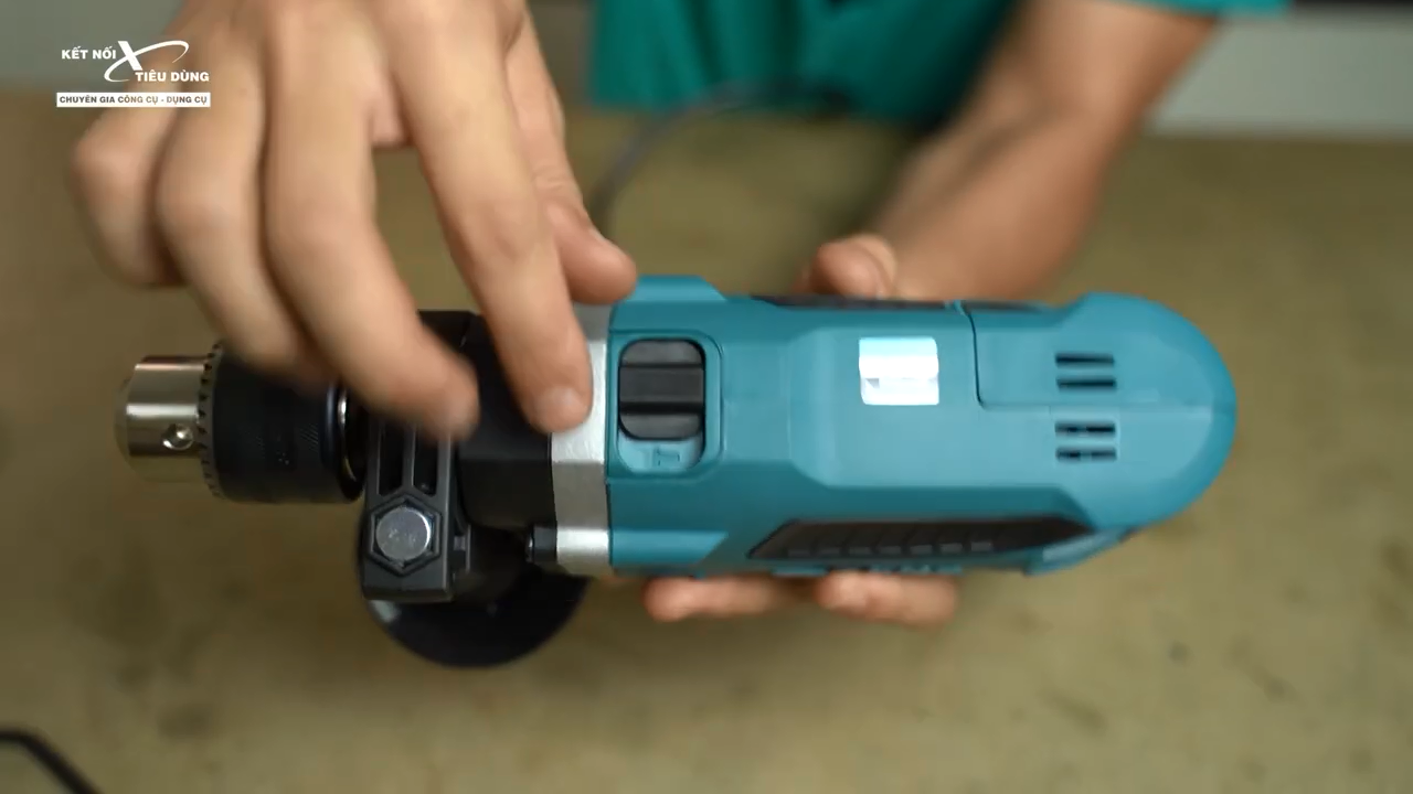 Th&acirc;n m&aacute;y c&oacute; 1 c&ograve; điều tốc v&agrave; 1 c&aacute;i lẫy chuyển đổi chế độ khoan