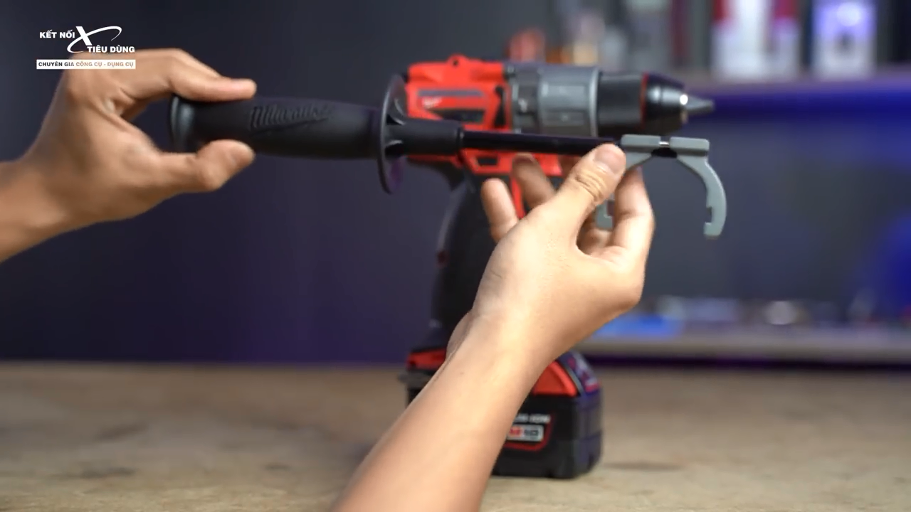 Máy khoan có thiết kế thêm tay cầm phụ hỗ trợ khoan tường một cách chắc chắn và an toàn hơn