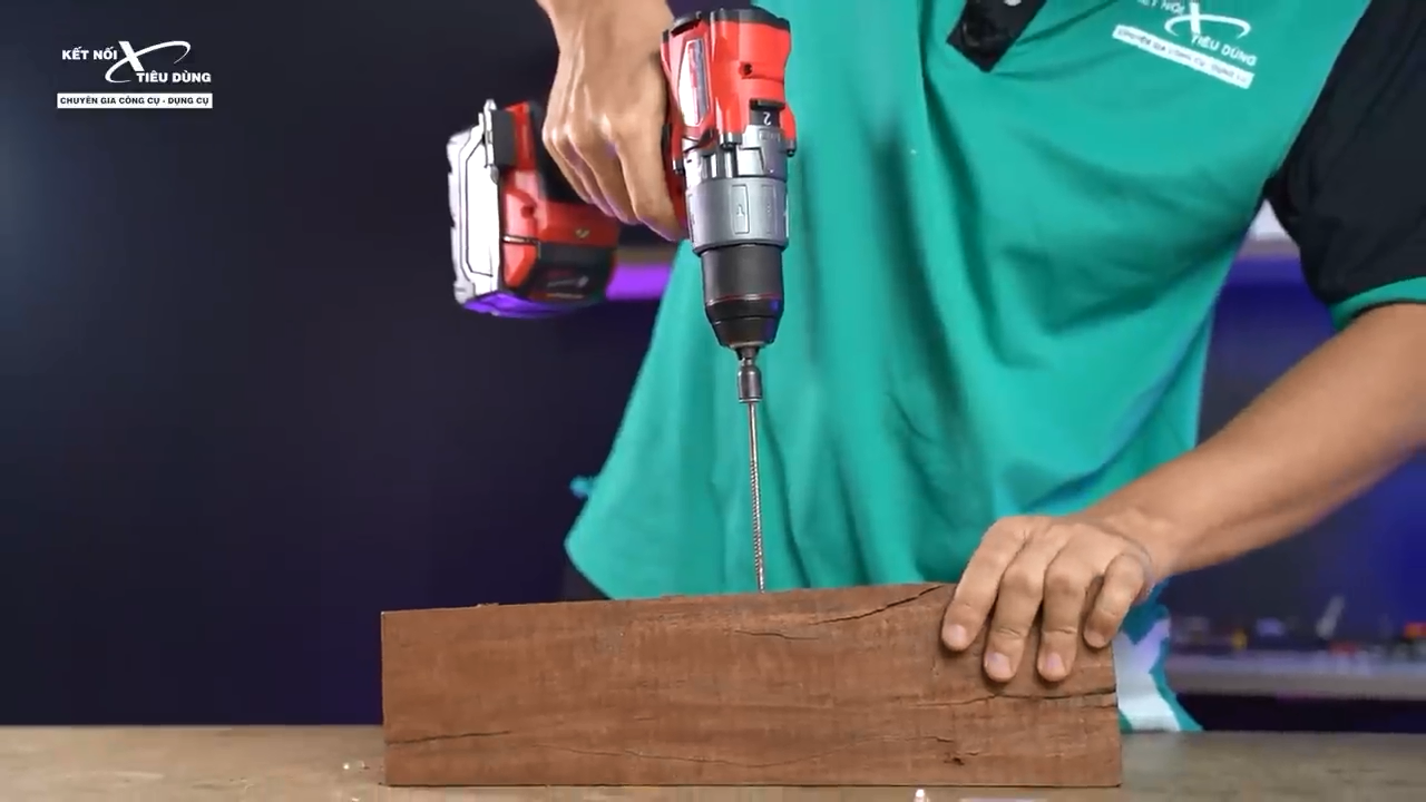 Độ rơ của lưỡi cực kỳ thấp giúp khoan lỗ và bắt vít nhanh chóng, chính xác