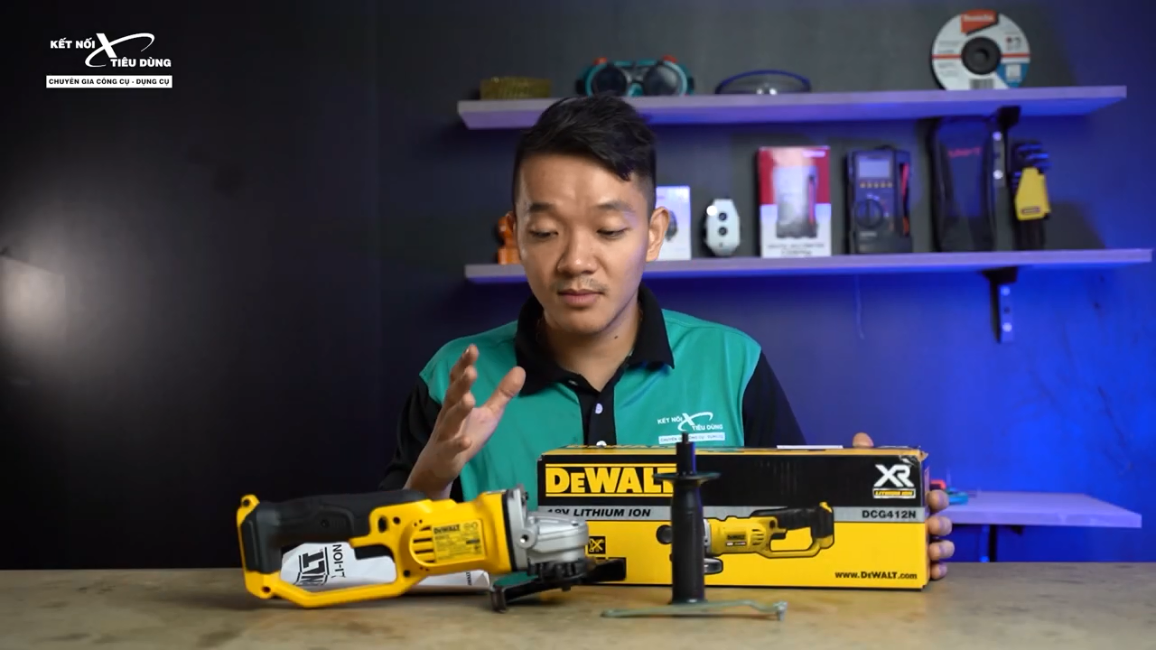M&aacute;y m&agrave;i đựng trong một chiếc hộp gọn g&agrave;ng với tay cầm phụ v&agrave; c&acirc;y mở lưỡi đi k&egrave;m