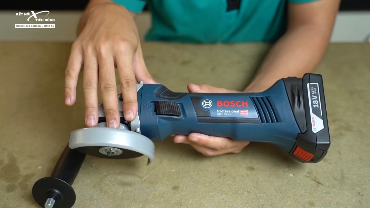 M&aacute;y m&agrave;i g&oacute;c Bosch GWS 18 V-Li trang bị động cơ 4 cực hỗ trợ c&ocirc;ng suất mạnh mẽ