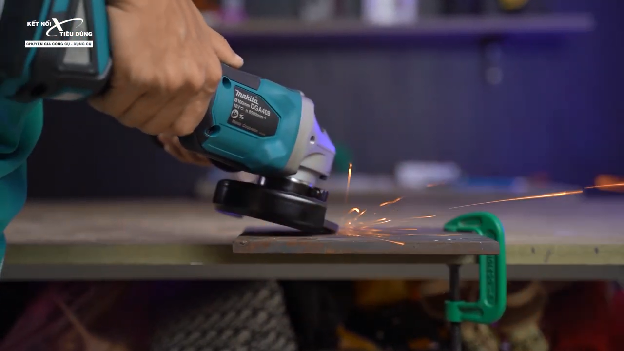 Makita DGA408 sử dụng động cơ kh&ocirc;ng chổi than, chạy rất &ecirc;m, rất mượt, gia tăng sự bền bỉ cho m&aacute;y