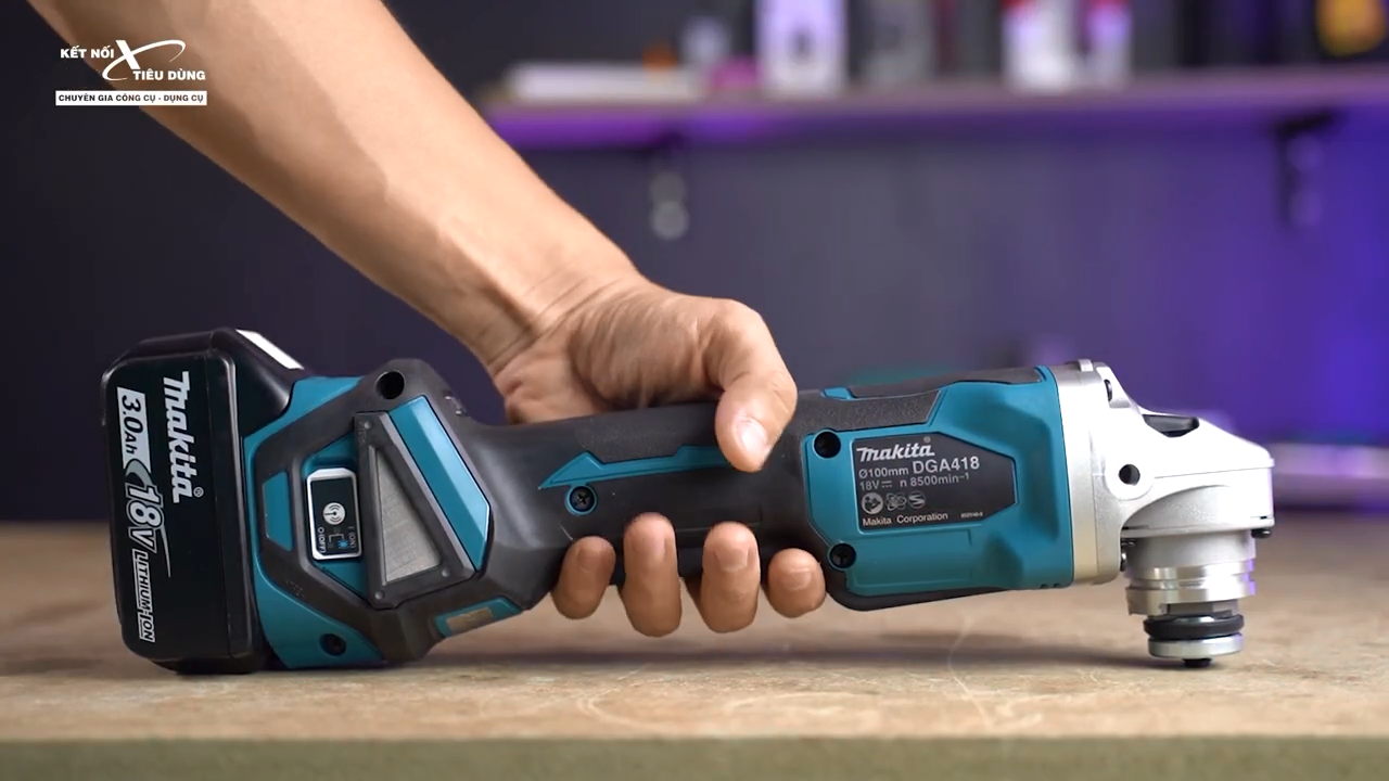 M&aacute;y m&agrave;i g&oacute;c Makita DGA418 l&agrave; phi&ecirc;n bản n&acirc;ng cấp ho&agrave;n hảo của Makita DGA408 với nhiều t&iacute;nh năng vượt trội