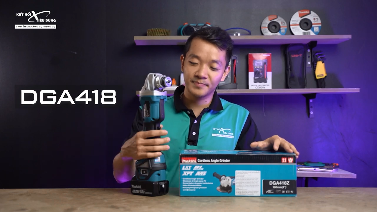 Makita DGA418 c&oacute; trang trang bị th&ecirc;m n&uacute;t điều tốc v&agrave; module kết nối kh&ocirc;ng d&acirc;y