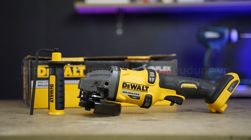 M&aacute;y m&agrave;i g&oacute;c Dewalt DCG414 sử dụng vi&ecirc;n pin khủng 54V Flex mang đến tốc độ vận h&agrave;nh mạnh mẽ