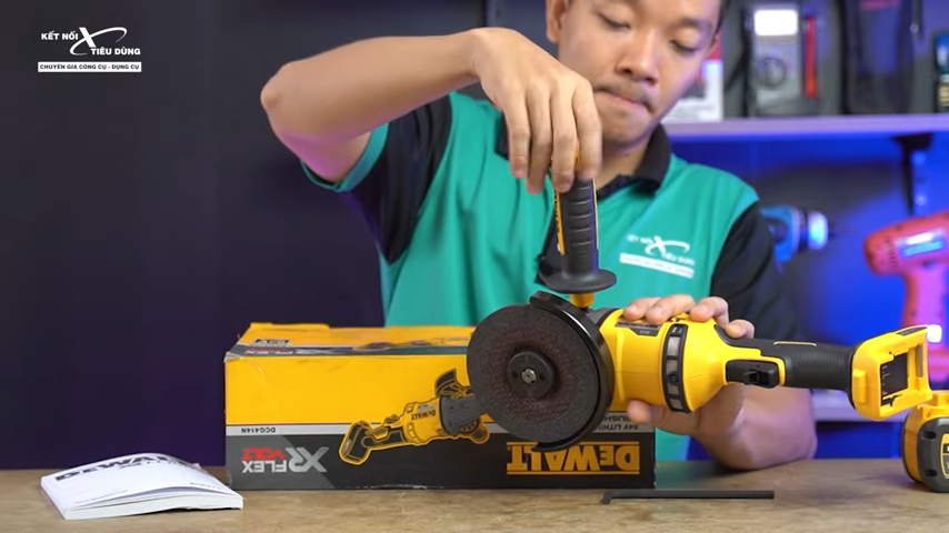 Tay cầm trợ lực hỗ trợ thao t&aacute;c chắc chắn v&agrave; linh hoạt khi l&agrave;m việc tr&ecirc;n cao