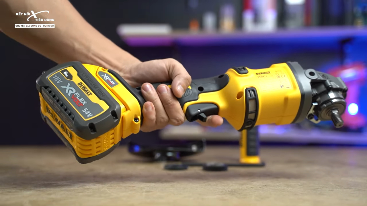 Khe th&ocirc;ng gi&oacute; với hai lớp lưới tạo luồng kh&iacute; l&agrave;m m&aacute;t động cơ tr&aacute;nh t&igrave;nh trạng qu&aacute; tải