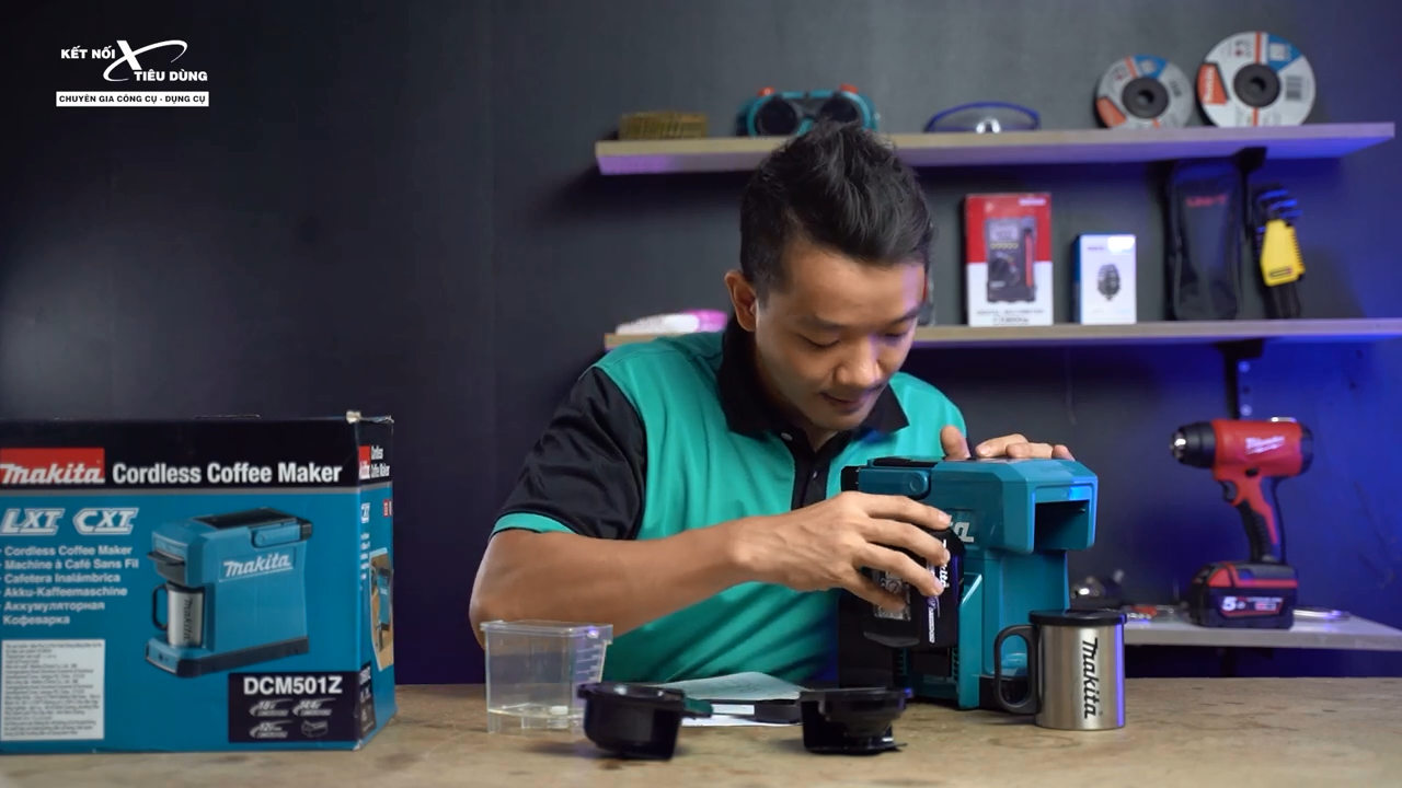 M&aacute;y được lắp đầy đủ phụ kiện gi&uacute;p Anh Em thuận tiện hơn trong qu&aacute; tr&igrave;nh pha chế