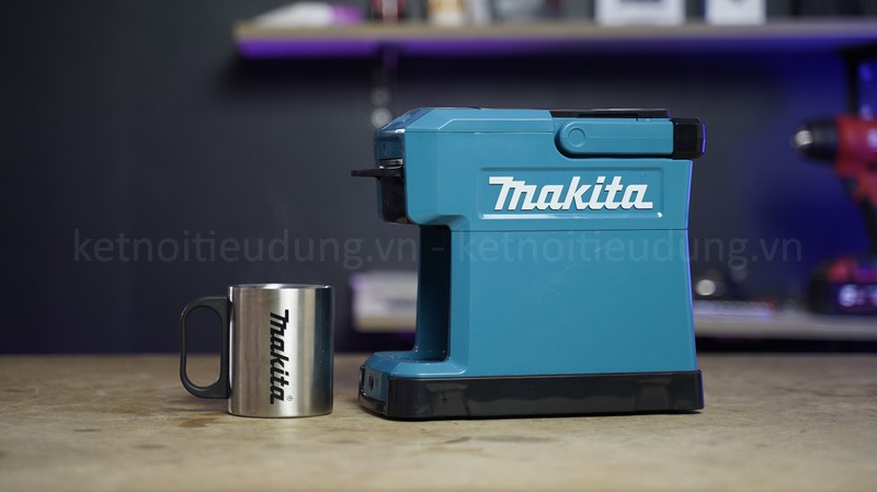 M&aacute;y pha c&agrave; ph&ecirc; Makita DCM501Z với cơ chế vận h&agrave;nh kh&aacute; đơn giản, cho ra ly c&agrave; ph&ecirc; thơm ngon 