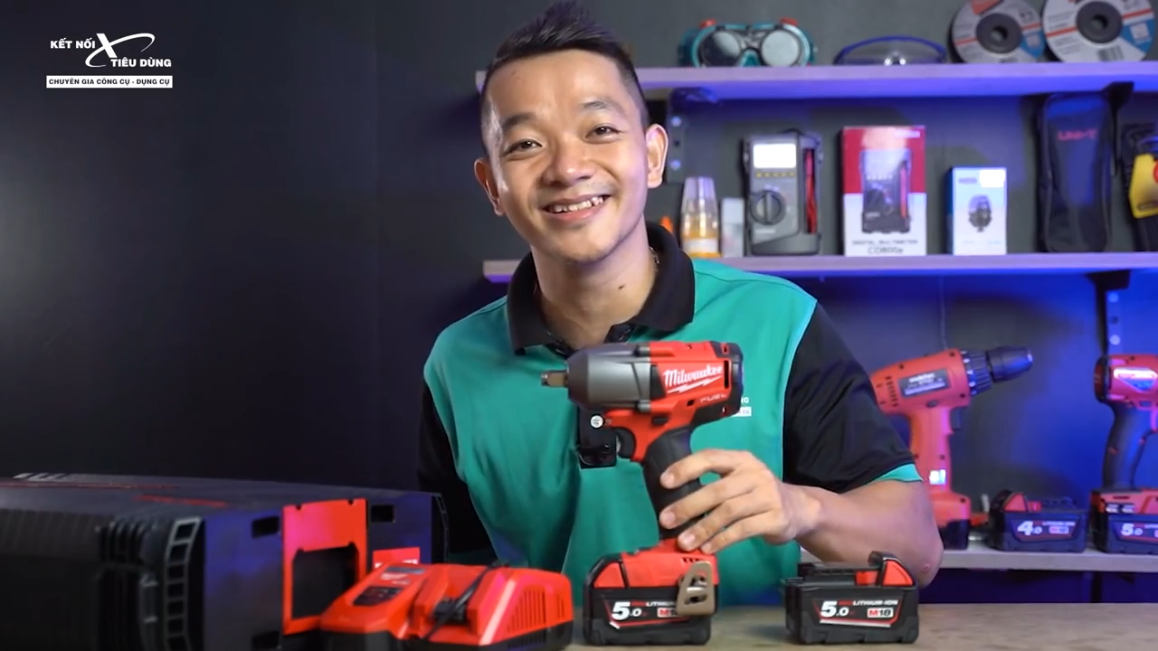 M&aacute;y trang bị 2 vi&ecirc;n pin 18V/ 5.0Ah kết hợp với sạc nhanh Milwaukee đ&aacute;p ứng nhu cầu l&agrave;m việc l&acirc;u d&agrave;i