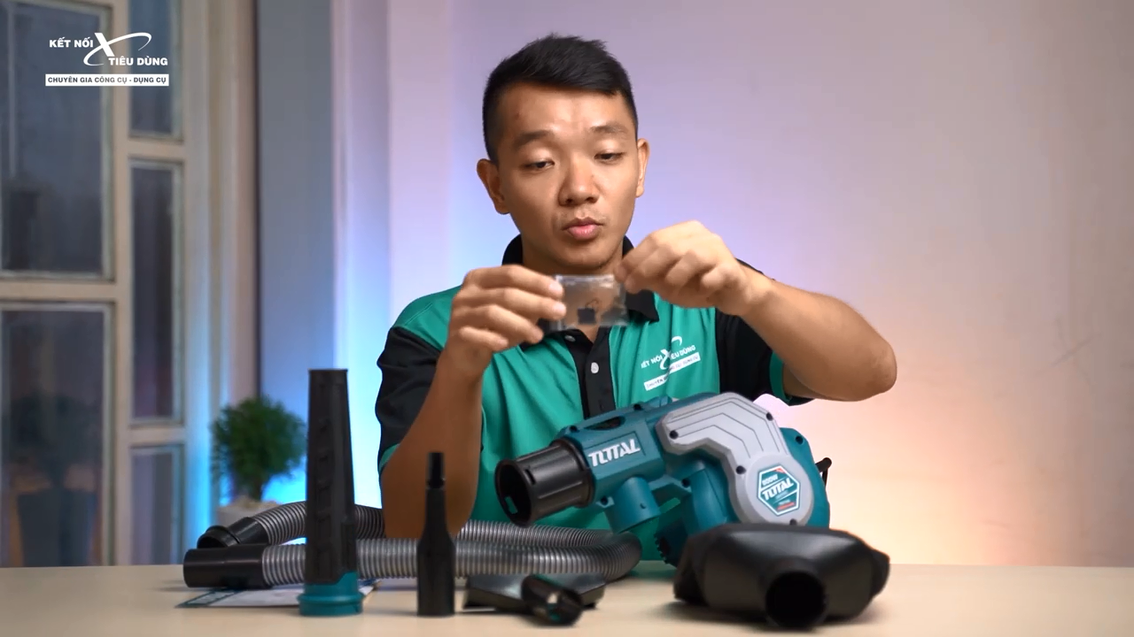 M&aacute;y thổi bụi đi k&egrave;m bộ phụ kiện hỗ trợ tối đa c&ocirc;ng việc l&agrave;m sạch bụi bẩn trong gia đ&igrave;nh v&agrave; nơi l&agrave;m việc