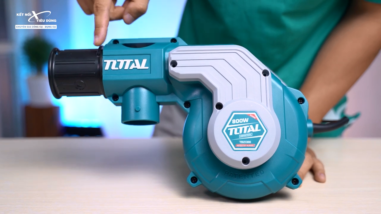 Sản phẩm trang bị một đầu thổi t&iacute;ch hợp khả năng h&uacute;t bụi c&oacute; t&aacute;c dụng l&agrave;m sạch mạnh mẽ