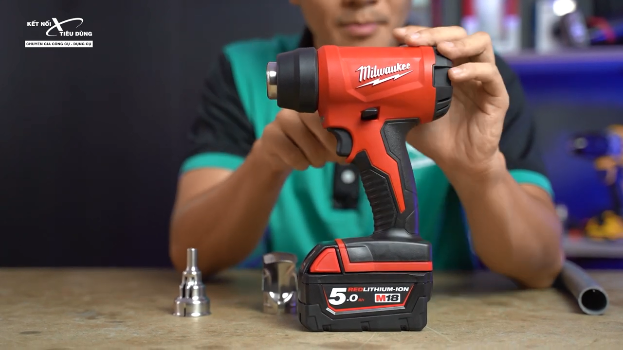 Đây là chiếc máy phun hơi nóng cực kỳ cơ bản, tập trung tối đa vào tốc độ thổi mạnh mẽ với một mức gió duy nhất