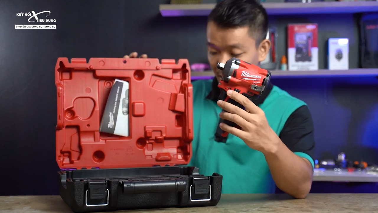 Milwaukee M12 FIWF12 được đựng trong hộp rất cao cấp, xịn s&ograve;
