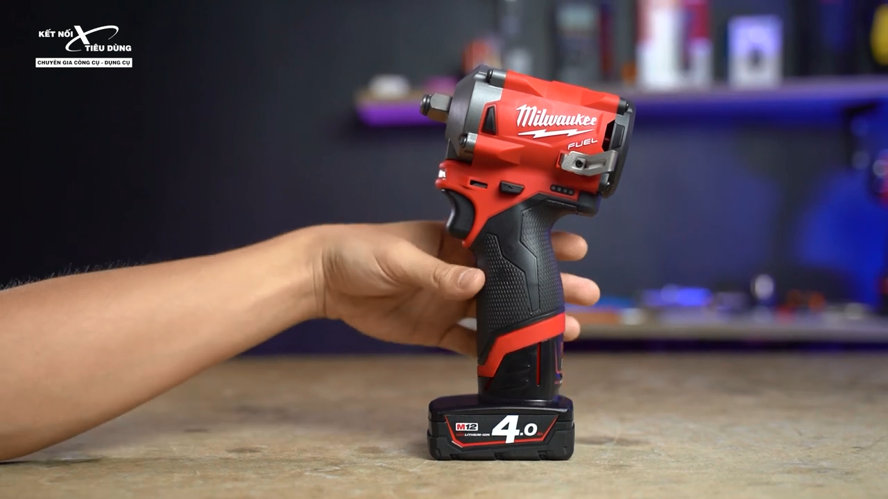 M&aacute;y c&oacute; thiết kế gọn nhẹ, build cao cấp, trọng lượng chỉ hơn 1kg