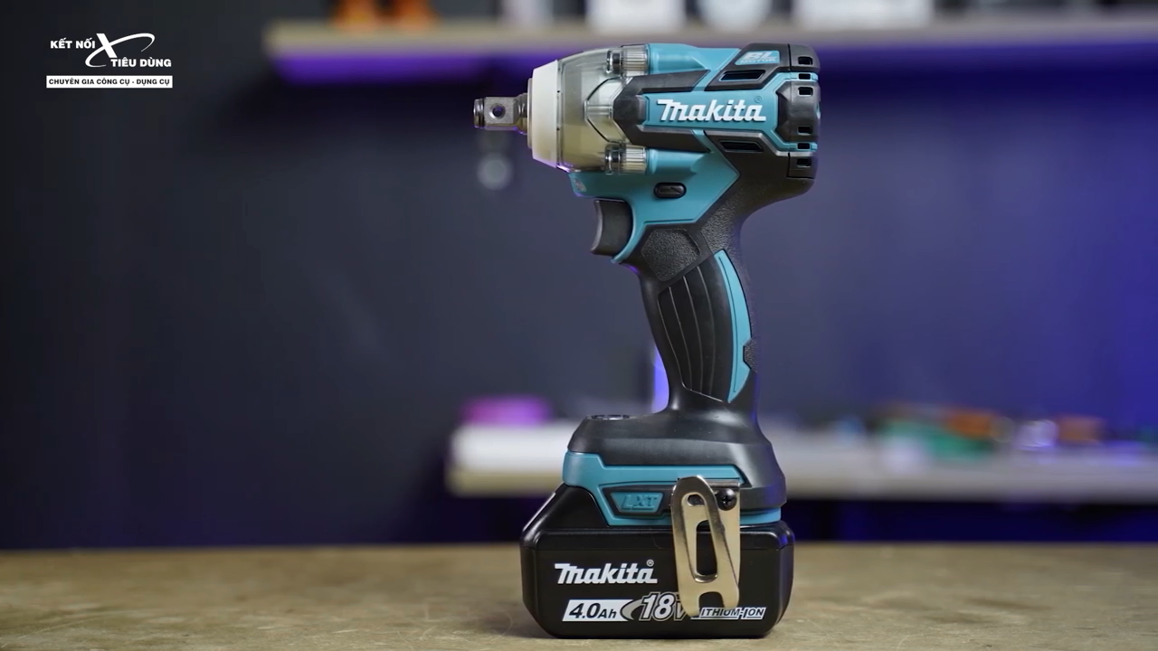 Makita DTW285 sử dụng pin kiểu trượt 18V Li &ndash; Ion cao cấp kết hợp với sạc nhanh Makita DC18RC gi&uacute;p kh&ocirc;ng bị gi&aacute;n đoạn c&ocirc;ng việc