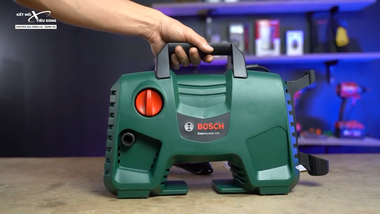 M&aacute;y xịt rửa Bosch Easy Aquatak 110 v&ocirc; c&ugrave;ng đa năng, đ&aacute;p ứng tốt nhu cầu l&agrave;m sạch trong gia đ&igrave;nh v&agrave; nơi l&agrave;m việc