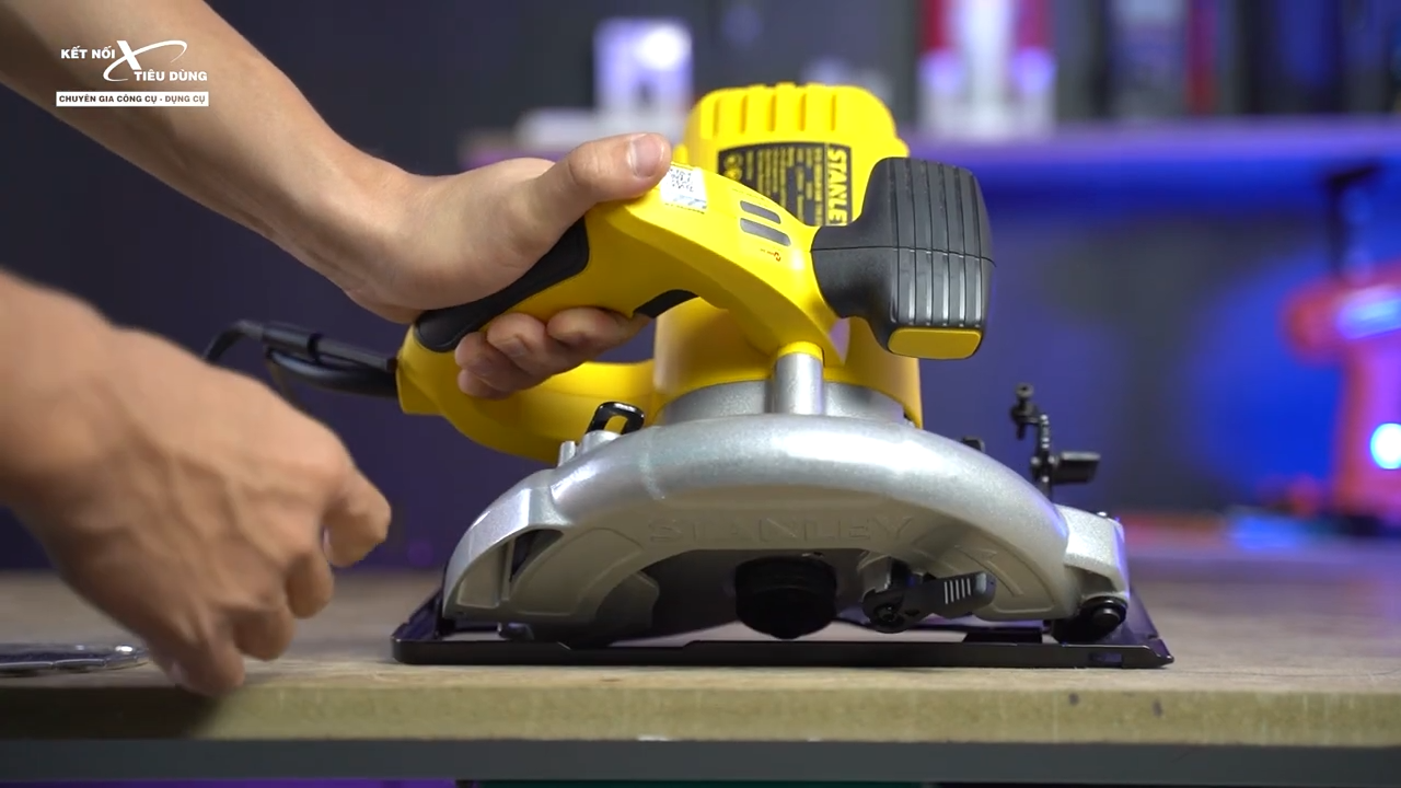 M&aacute;y cưa đĩa Stanley SC16 được l&agrave;m bằng chất liệu hợp kim nh&ocirc;m cứng c&aacute;p, đảm bảo độ bền cao