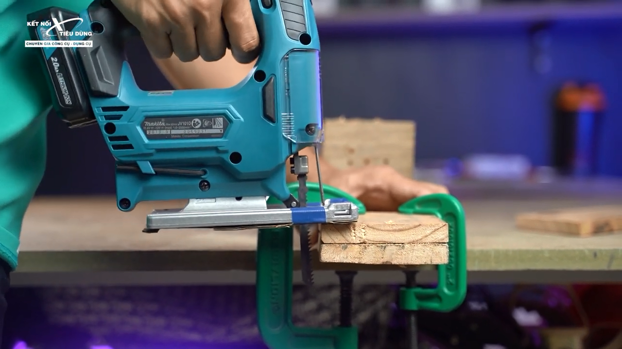 M&aacute;y cưa cầm tay Makita JV101 cắt gỗ, cắt nh&ocirc;m kh&aacute; tốt, vết cắt mịn v&agrave; đẹp