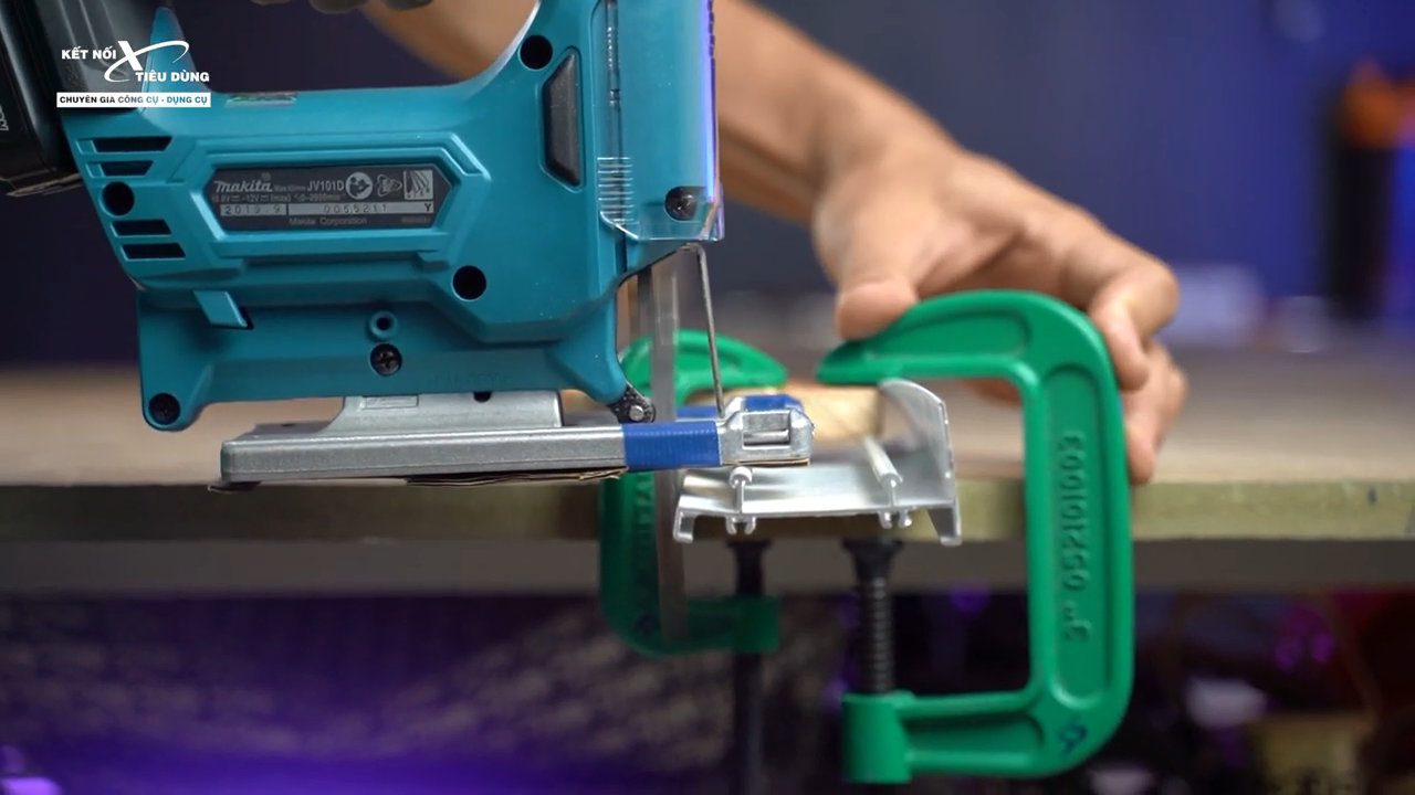 M&aacute;y cưa cầm tay Makita JV101 cắt gỗ, cắt nh&ocirc;m kh&aacute; tốt, vết cắt mịn v&agrave; đẹp