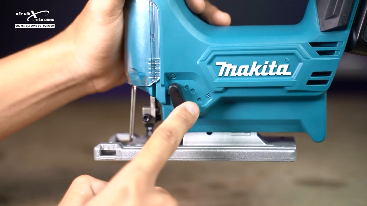 M&aacute;y cưa c&oacute; trang bị c&ocirc;ng tắc đ&aacute; lưỡi, điều chỉnh dễ d&agrave;ng ph&ugrave; hợp với nhu cầu c&ocirc;ng việc